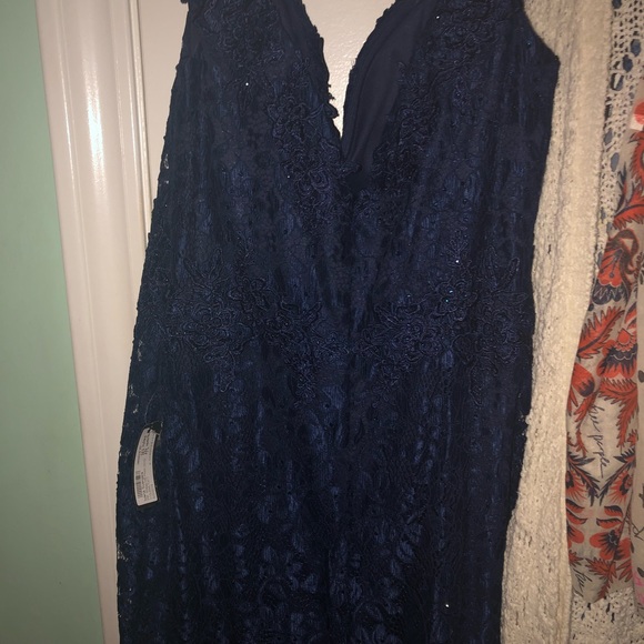 Stunning off the shoulder long dress NEW WITH TAGS - Picture 6 of 7